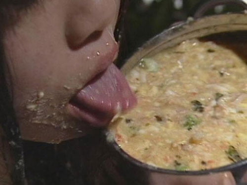 自分で吐いた大量の汚物を食ゲロする変態素人女