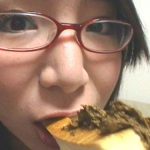 メガネの激カワ女子大生の排便・食糞・スカトロ自撮り動画