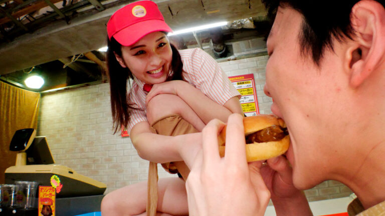 愛沢玲香のうんこバーガーや顔騎放屁責めでサービス満点